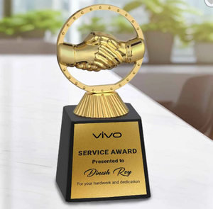 Trofeo Corporativo de Metal Fundido a Presión de POOJA GIFT CORPORATION, Base de Madera Negra, Base Grabada Chapada en Oro, Impresión UV para Reconocimiento - Product Image 1
