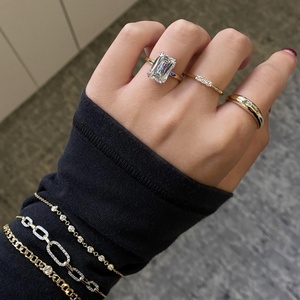 Anillo de Compromiso con Corte Esmeralda de 5.01 CT, Anillo Solitario de Oro Amarillo de 14K, Anillo de Diamantes con Halo Oculto y Engaste Doble de Oro Blanco - Product Image 1
