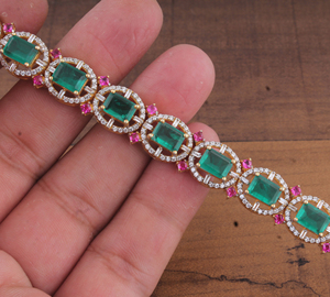 Bracelet en pierre verte taille émeraude plaqué or 18 carats, multi-gemmes, avec halo de rubis et cristaux, vente en gros, fabricant de luxe - Product Image 1