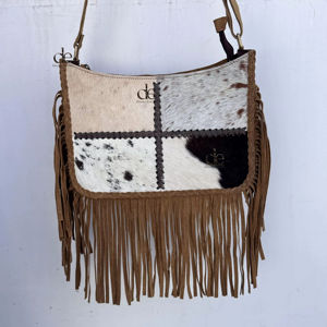 Bolso bandolera de cuero con flecos de piel de vaca y patrón único, estilo gypsy, a la moda y elegante. - Product Image 1