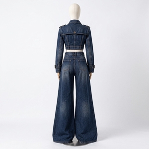 Conjunto de 2 piezas de mezclilla azul oscuro para mujer: Chaqueta corta con cremallera y jeans acampanados de cintura alta. Ropa de moda personalizada al por mayor. ¡Novedad! - Product Image 4