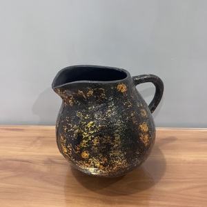 Florero Decorativo Moderno con Asa, Acabado en Negro y Dorado, Florero de Mesa de Aluminio - Product Image 1