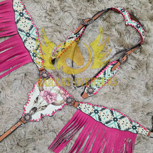 Juego de aparejos de montura vaquera de cuero genuino con diseño de calavera de toro del Suroeste, flecos rosas y detalles de latón, ligero, para uso estacional, incluye - Product Image 1