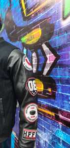 Blouson Bomber Varsity en Chenille Noire Épaisse pour Homme avec Manches en Cuir de Mouton et Logo Brodé – Style Hiver Streetwear - Product Image 3