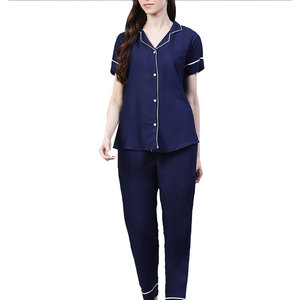 Ensemble pyjama deux pièces imprimé confortable, tissu doux, vêtements de maison élégants, design décontracté, combinaison de nuit pour femmes - Product Image 1