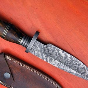 Couteau de chasse à lame fixe en acier Damas forgé à la main, avec étui en cuir, pour le camping en plein air, la survie et le bushcraft, fait main sur mesure - Product Image 4