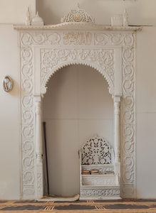 Mihrab con Incrustaciones de Mármol y Diseño Floral Tallado a Mano, Resistente a la Intemperie, Soporte de Pared para Qibla, Totalmente Personalizable, Estilo Islámico Moderno - Product Image 3