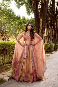La silueta fluida y delicada del lehenga choli con bordados y la dupatta etérea se combinan para crear un look que se siente natural. - Product Image 2