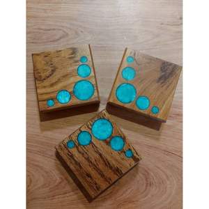 Sous-verres élégants en bois et résine faits à la main pour tables à manger élégantes - Tapis et coussinets - Product Image 2