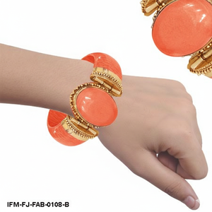 กำไลข้อมือเรซินสีส้มสไตล์วินเทจ – กำไลข้อมือลายฉลุสีทองสำหรับผู้หญิง - Product Image 3