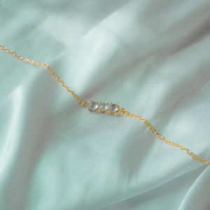 Pulsera de Plata de Ley 925 con Cuarzo Rosa, Piedra de Nacimiento |   Pulsera de Cadena con Dijes Personalizada con Tres Piedras Engastadas - Product Image 1