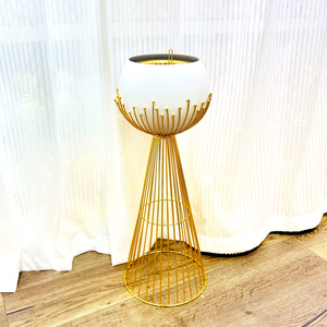 Brûle-encens blanc élégant avec un support en fil doré fin et un rebord orné, pièce de décoration luxueuse pour les espaces modernes - Product Image 2