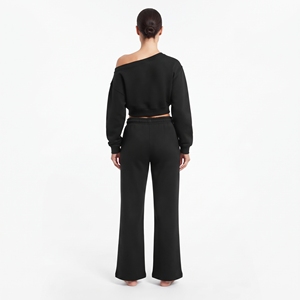 Ensemble de survêtement noir pour femme avec crop top et pantalon large, logo brodé personnalisé, fabrication en gros - Product Image 4