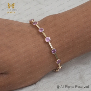 กำไลข้อมือทองคำ 14k ประดับพลอยแซฟไฟร์สีชมพู ดีไซน์สวยงาม งานละเอียด ขายส่ง ฝังแบบ Bezel Setting - Product Image 5