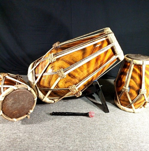 Dholak en bois foncé riche et intense, avec motifs géométriques tourbillonnants sculptés à la main et crochets d'accordage en acier, disponible à prix de gros. - Product Image 2