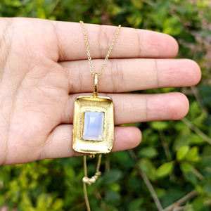 Collier en gros avec pendentif en opalite et quartz taillée en rectangle, plaqué or 18 carats, finition brossée, style cadre - Product Image 6