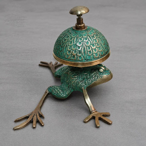 Cloche de bureau artisanale en laiton en forme de grenouille, finition verte, décorative, pour la maison, le bureau ou la décoration de table - Product Image 2