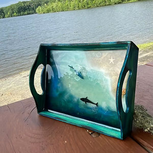 Bandeja de resina con diseño de tiburón, estilo costero, con asa de madera, para servir o decorar. - Product Image 1