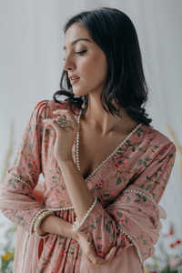 Ensemble 3 pièces en coton imprimé rose pastel pour femme : Kurta, Sharara et Dupatta – Tenue de soirée en coton à imprimé floral - Product Image 3