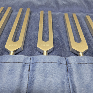 Diapason non lesté Mars International Omnivos 9 Sacred Solfeggio avec étui. - Product Image 2