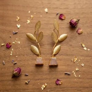 Boucles d'oreilles pendantes en laiton plaqué or en forme de plante avec sertissage clos de pierres naturelles et perles, style vintage, bijoux pour femme pour anniversaire - Product Image 2