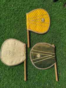 Abanico de mano artesanal de madera/Beejna Pankha con tela brocada, abanico real/punjabi con mango de madera para decoración del hogar - Product Image 2