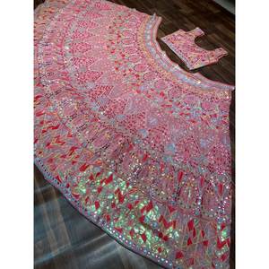 Lehenga choli ชุดปาร์ตี้ออกแบบสำหรับผู้หญิงพร้อมชุดทำงานกระจกฟอยล์ - Product Image 4