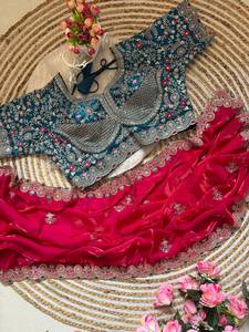 Sari de seda de diseño con múltiples lentejuelas y bordados de hilo en todo el sari y el borde, con blusa cosida. - Product Image 5