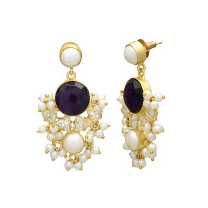 Boucles d'oreilles clous vintage pour femme en laiton plaqué or 24 carats sans nickel avec perles d'eau douce - Product Image 2