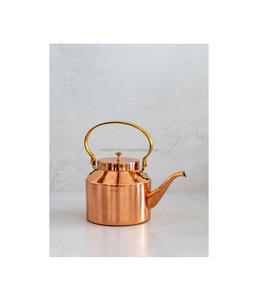 Bouilloire en cuivre brillant avec des courbes classiques et une forme traditionnelle pouvant être utilisée comme pièce maîtresse ou amélioration de la cuisine - Product Image 3