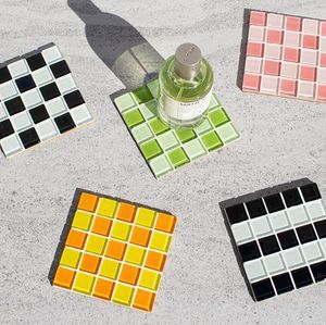 Ensemble de dessous-de-verre en mosaïque de verre aux couleurs contrastées, faits à la main, avec motif quadrillé audacieux, protège-plats modernes - Product Image 1