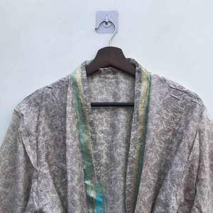 Kimono de Lujo con Parches de Seda, Túnica Larga para Dormir o como Cubre Bikini, Kimono Hecho a Mano con Sari de Seda Reciclada Vintage de la India - Product Image 3