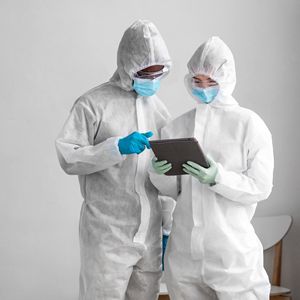 ชุดคลุมป้องกันแบบใช้แล้วทิ้งสีขาวขนาดใหญ่ แพ็ค 5 ชิ้น สำหรับทุกเพศ ทนทานต่อการฉีกขาด ผลิตจากวัสดุ SMS พร้อมแถบยางยืดที่ข้อมือและฮู้ด ชุดป้องกันเพื่อความปลอดภัย - Product Image 6