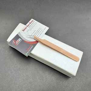 Pince à épiler professionnelle en acier inoxydable japonais brun clair avec logo personnalisé, testée à la main, courbée, à pointe isolante et pointue - Product Image 4