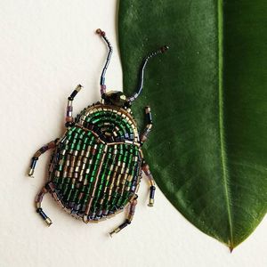 Broche Bordado a Mano de Diseño MD HANDICRAFTS con Cuentas de Vidrio Brillantes y Lentejuelas, Regalo de Boda Unisex - Product Image 4