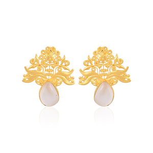 Boucles d'oreilles en laiton plaqué or faites à la main avec pierre œil-de-chat blanche, bijoux fantaisie pour femmes - Product Image 1
