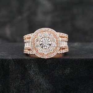 Bague de fiançailles en moissanite taille baguette et taille ronde, en argent sterling 925, style hip-hop, avec halo caché, pour demande en mariage ou cadeau - Product Image 3