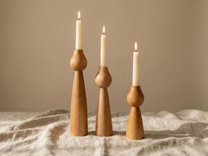 Juego de Portavelas Cónicos de Madera Curio Craft Hechos a Mano con Grabado en Relieve para Decoración del Hogar y Bodas - Product Image 2