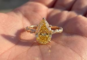 แหวนเพชรทรงลูกแพร์สีเหลืองสดใส 2.00 กะรัต ดีไซน์เก๋ไก๋ ตัวเรือนทองคำขาว 14K ประดับเพชรเลี้ยงในห้องปฏิบัติการ เหมาะสำหรับเป็นของขวัญขอแต่งงานสำหรับคนรัก - Product Image 1