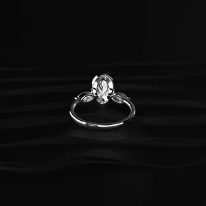 Bague de fiançailles ovale à demi-cercle sertie de trois diamants, look royal, avec clarté VVS-VS certifiée IGI. Achetez directement en Inde. - Product Image 4
