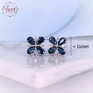 Boucles d'oreilles clous en or blanc massif 18 carats pour femme Sheri Jewels, serties de diamants et de saphirs en forme de poire à quatre feuilles - Cadeau d'anniversaire pour elle - Product Image 2