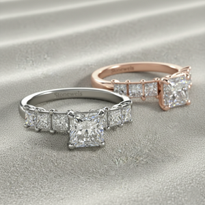 แหวนหมั้นเพชรสร้างในห้องปฏิบัติการ Stonewels ทรงเจ้าหญิง ประดับเพชรด้านข้าง ตัวเรือนทองคำชมพู 14K แหวนแต่งงานสุดหรู - Product Image 4