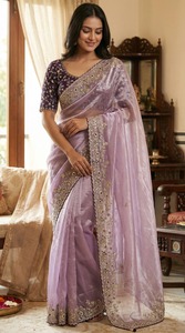 Sari en soie violette avec broderie dorée et travail de sequins sur le pallu, et blouse cousue pour les occasions de mariage - Product Image 2