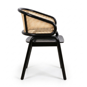Chaise de salle à manger scandinave moderne en teck massif durable Nara avec dossier en rotin ondulé et finition noire - Product Image 2