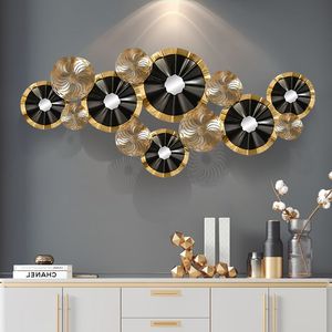 Sculpture murale décorative contemporaine en métal pour l'aménagement intérieur moderne de la maison, élégant panneau mural en fer. - Product Image 1