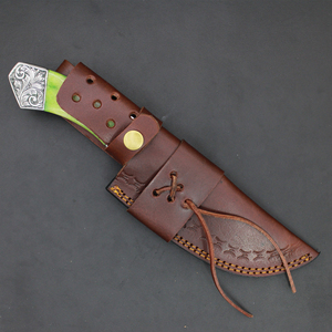 Cuchillo de caza de hoja fija de acero inoxidable con mango verde y diseño de punta de gota con patrón grabado - Product Image 3