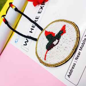 Collier pendentif oiseau artisanal perlé avec perles rouges, vertes, noires, blanches et dorées et cordon long pour un style artistique, traditionnel et culturel - Product Image 5