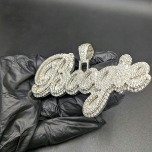 Colgante Personalizado con Nombre – Moissanita Redonda de Corte Brillante VVS en Plata de Ley 925 para Mujer - Product Image 3