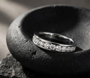 Bague minimaliste en diamant taille brillant rond plaqué or 18K 14K, demi-alliance empilable pour femme, bague de fiançailles en diamant CVD - Product Image 1
