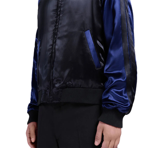 Blouson bomber en satin matelassé respirant pour hommes, couleur noir brillant et manches bleues, fermeture éclair, coupe-vent. - Product Image 5